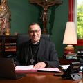 Mgr Olivier de Cagny appelle au dialogue face aux violences lycéennes