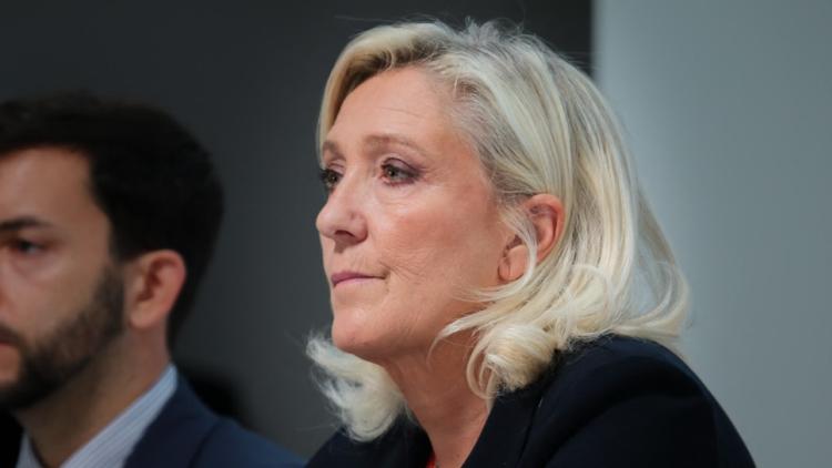 4e19a8c1-d7e6-4bc5-a5f2-9d1f1375863f Conflit entre Marine Le Pen et Richard Ferrand au sujet de la révision constitutionnelle