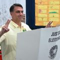 Flavio Bolsonaro surprend lors du premier tour présidentiel au Brésil