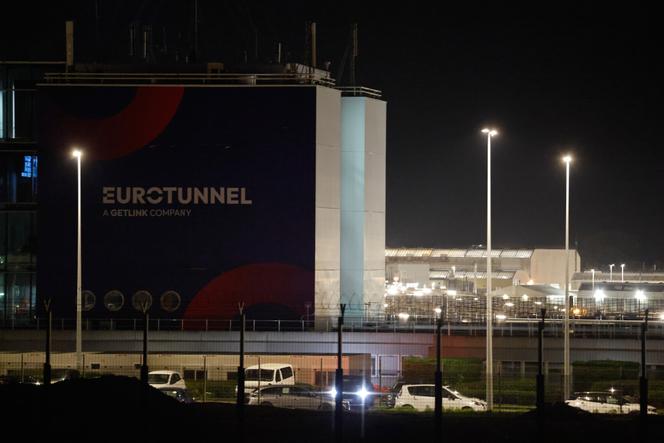 bdb45f60-cfe0-4bc7-9a41-869b418154f2 Collision impliquant un minibus au terminal Eurotunnel de Coquelles