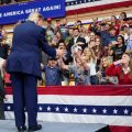 Donald Trump face à ses défis politiques avant les élections de mi-mandat