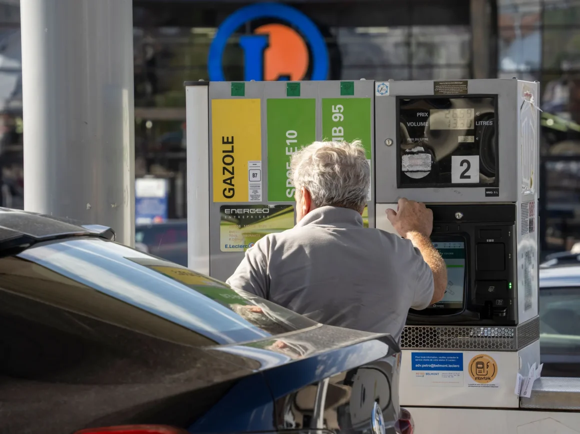 Le gouvernement prévoit une baisse des prix du carburant