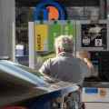 Le gouvernement prévoit une baisse des prix du carburant