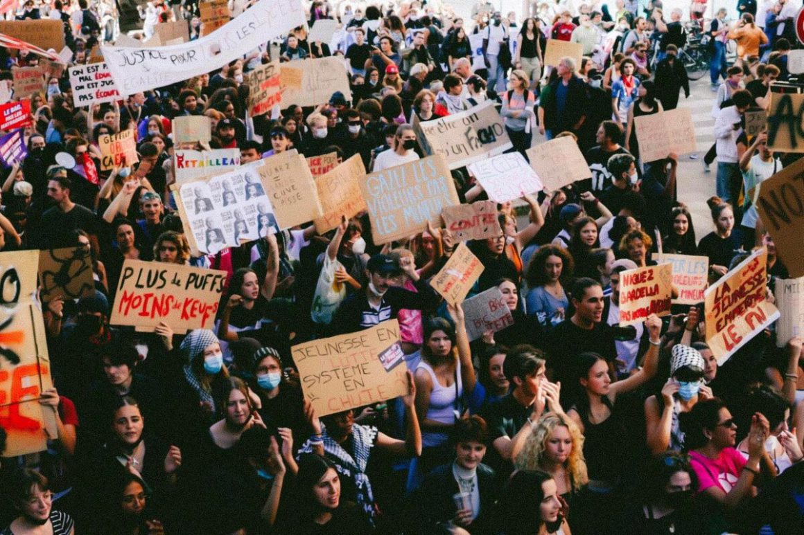 caeddbf3-11a4-4e80-8f29-5d0229f02dc1 Manifestations de masse en France contre le gouvernement