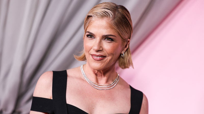 cce3cd66-658a-4f1b-b6cb-a835dae15323 Selma Blair arrêtée à New York après des incidents à bord d’un avion