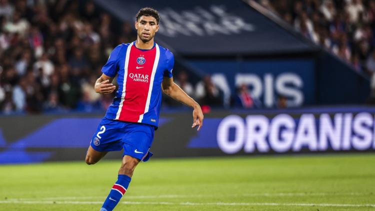 ee5068d8-7086-4947-a2f5-1782c2ae4cb0 Achraf Hakimi aperçu à vélo dans Paris avant de retrouver le PSG