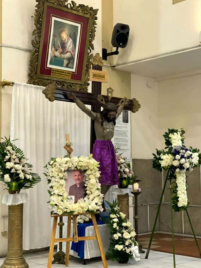 f01d558a-81f4-4fa9-a7c5-e679460860c2 Décès tragique d’un prêtre à Guayaquil sous un crucifix