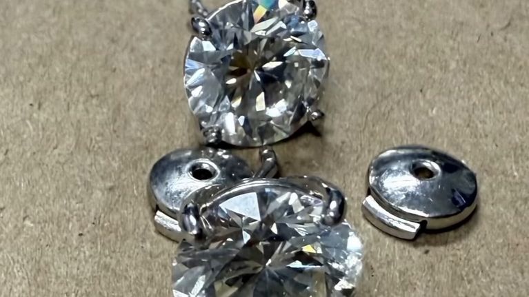 f1130d0e-adf1-46c6-bd60-f5ac1a7e83f9 Un vol audacieux de bijoux en Floride